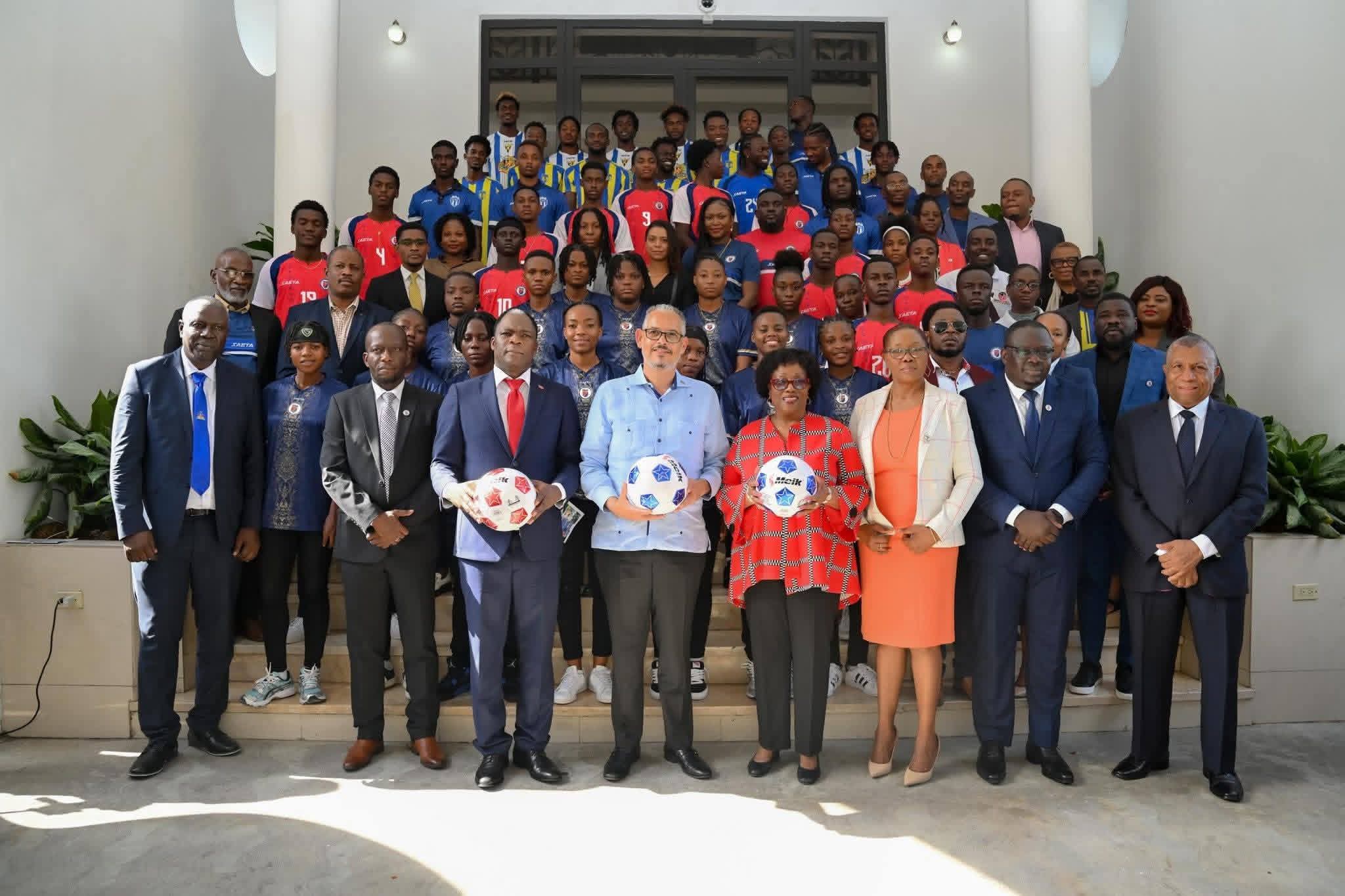 Le premier ministre haïtien Alix Didier Fils-Aimé lance la coupe du Monde pour Haïti avec deux chèques de 264 millions de gourdes