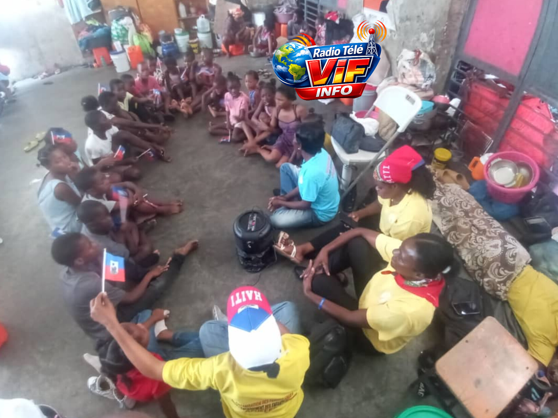 OFUEEED célèbre le drapeau haïtien avec des enfants déplacés internes