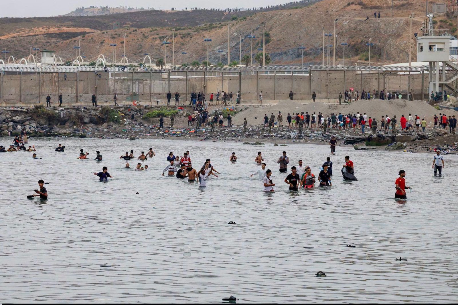 Ceuta sous tension: des migrants toujours bloqués sur la frontière espagnole après plusieurs jours de crise migratoire