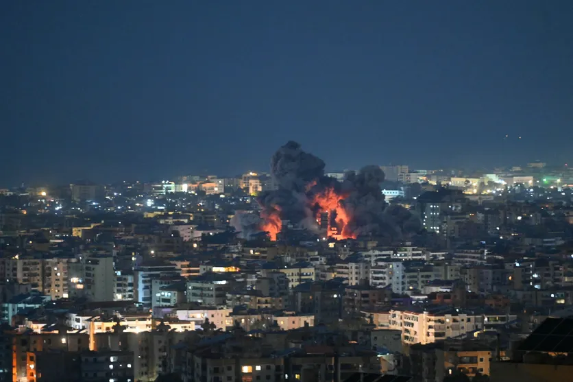 Iran: l'armée israélienne affirme avoir "frappé et démantelé" le siège de la radio-TV publique à Téhéran